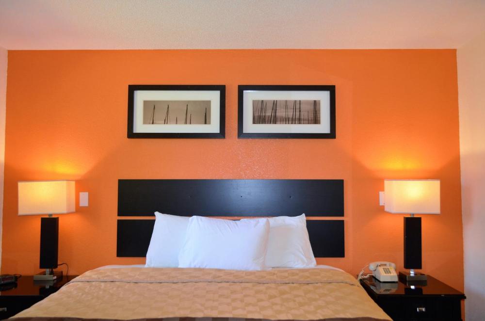 Deluxe King Room - Non-Smoking interior